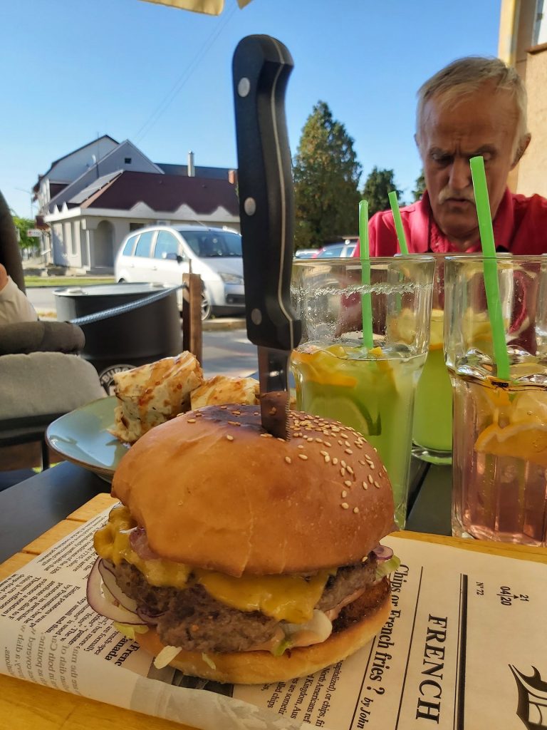 Sárvári kirándulás - Étkezés a Parázs Burger & BBQ étteremben - 2021.09.25.